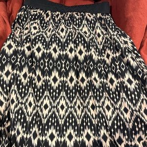 Beautiful patterned skirt, black and creme!